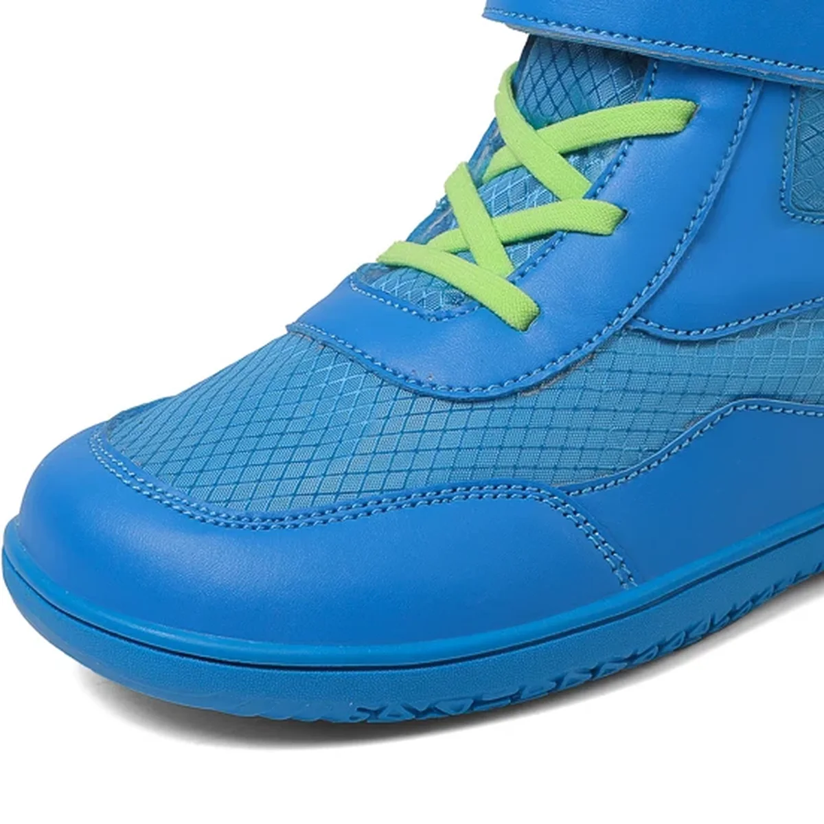 detail de la matiere et de la semelle des bottines garcon bleues fourrees a bout large