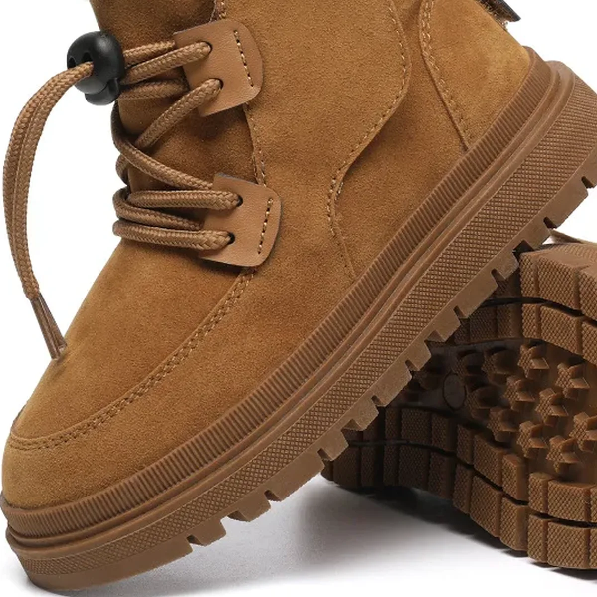 detail de la matiere et de la semelle des bottines garcon camel a lacets et col fourre