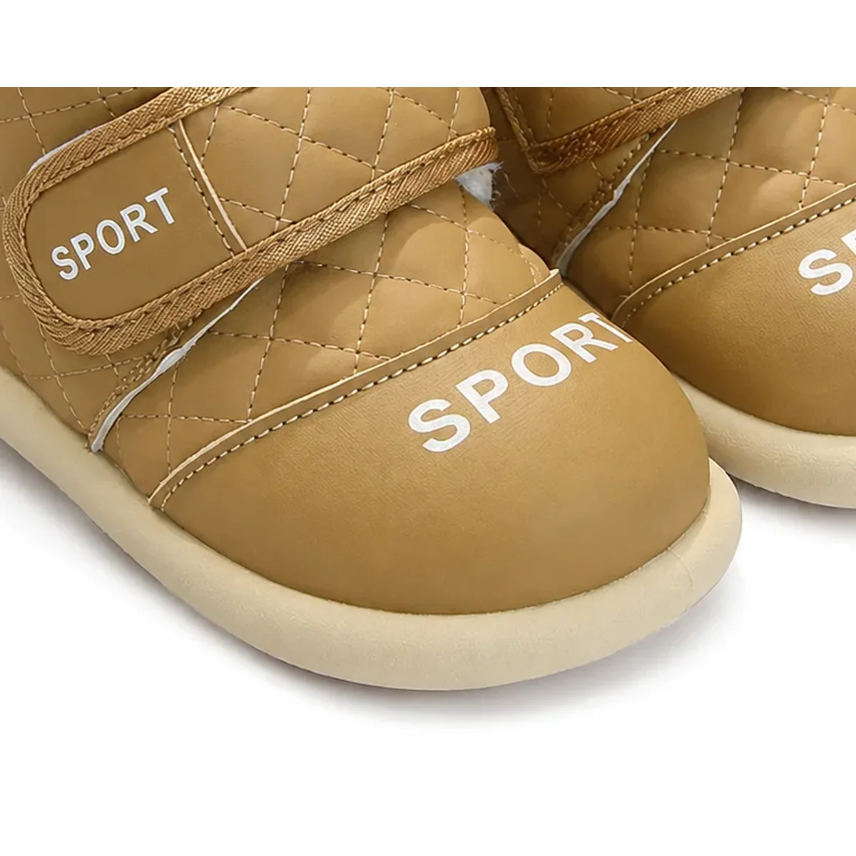 detail de la matiere et de la semelle des bottines garcon camel fourrees a scratch