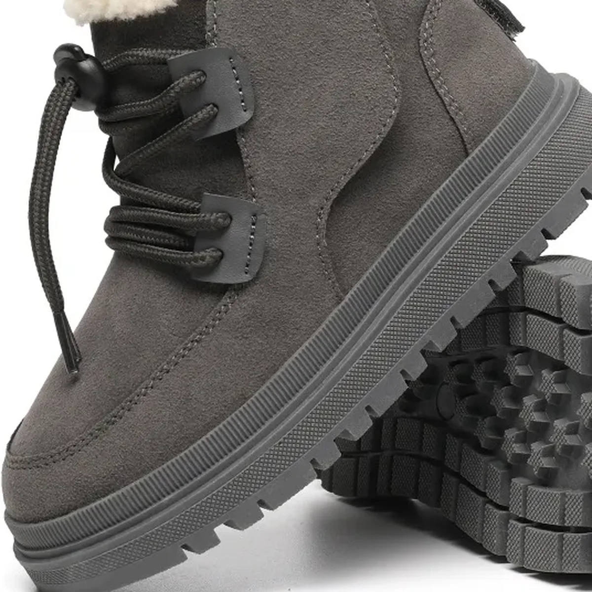 detail de la matiere et de la semelle des bottines garcon grises a lacets et col fourre