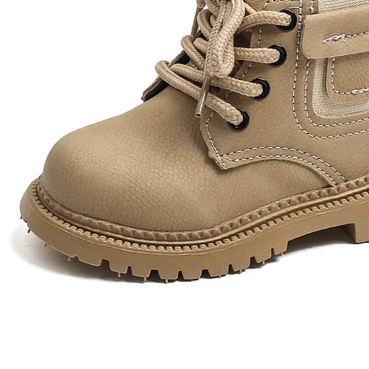 detail de la matiere et de la semelle des bottines garcon kaki taupe a lacets et bride