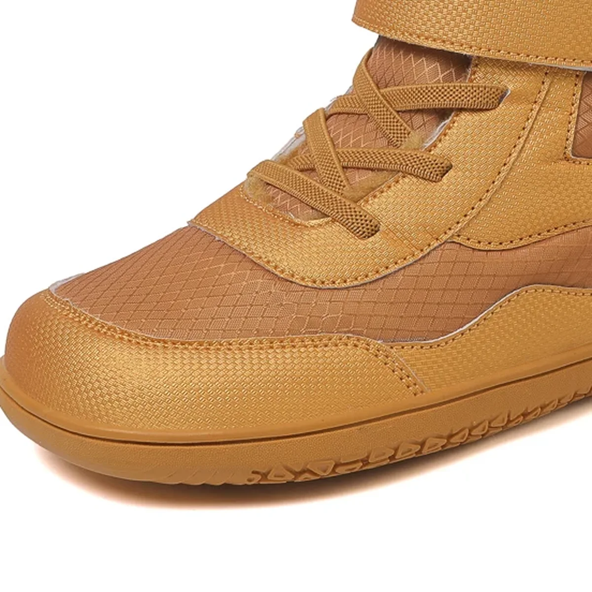 detail de la matiere et de la semelle des bottines garcon marron fourrees a bout large