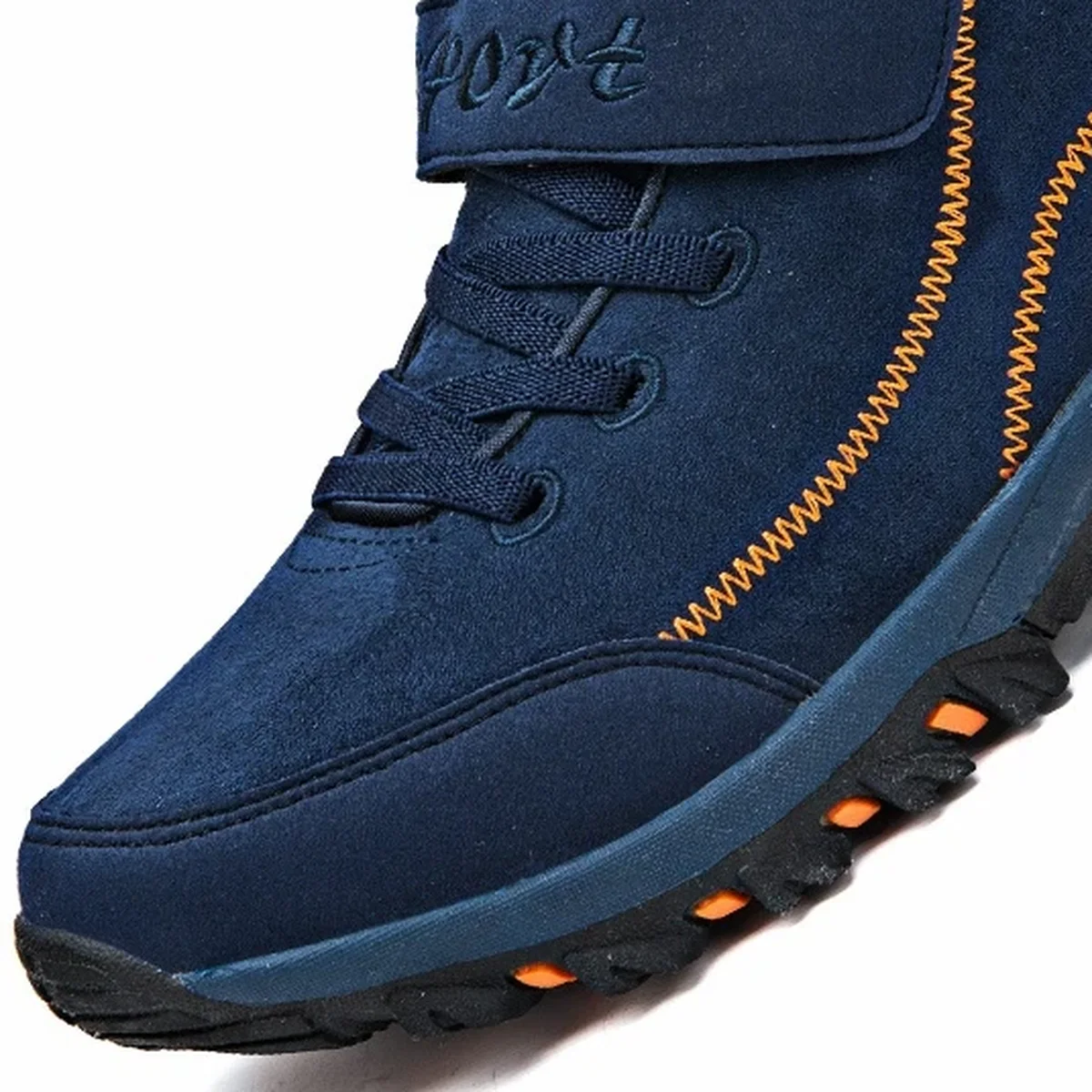 detail de la matiere et de la semelle des bottines homme bleues fourrees a lacets et scratch