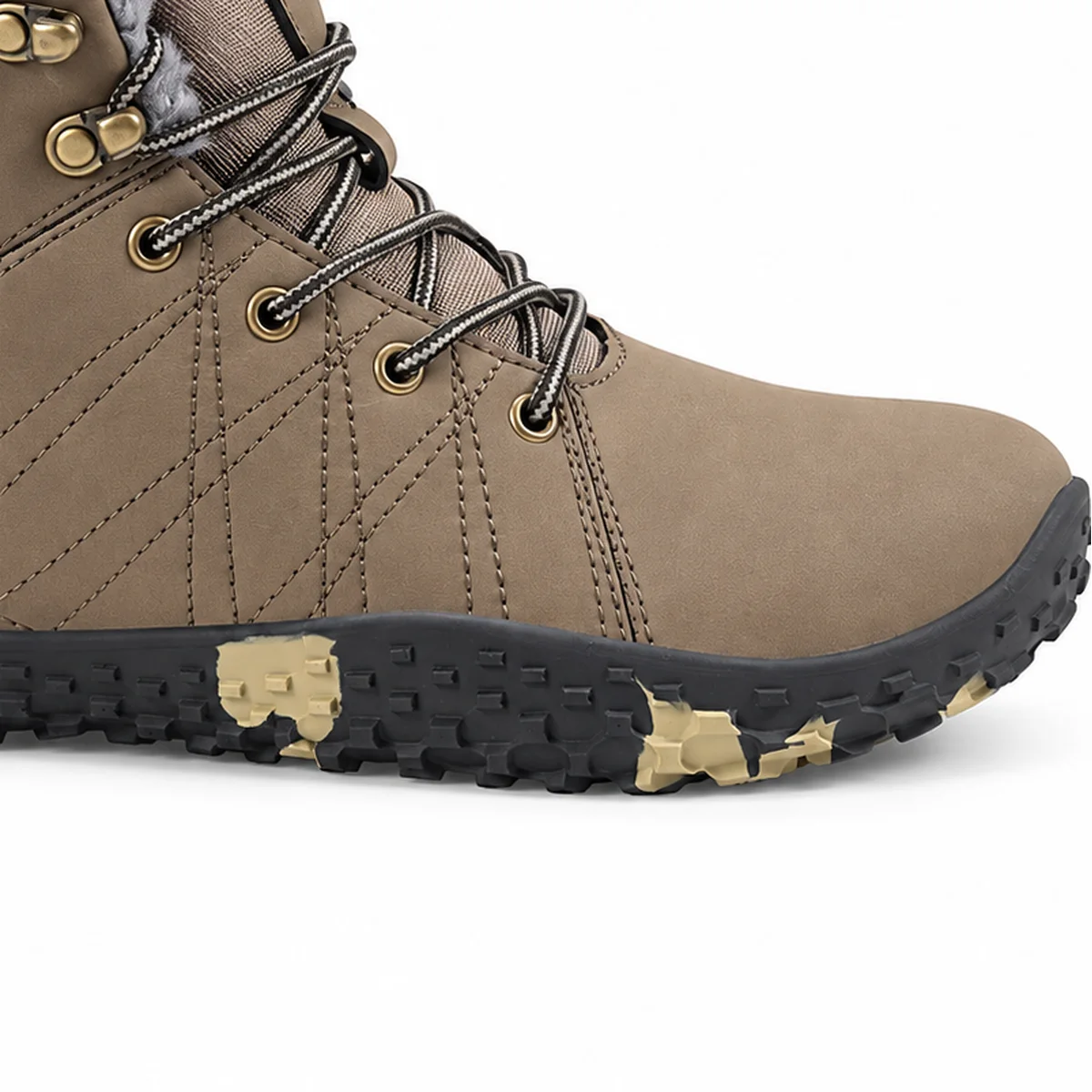 detail de la matiere et de la semelle des bottines homme kaki taupe fourrees a lacets