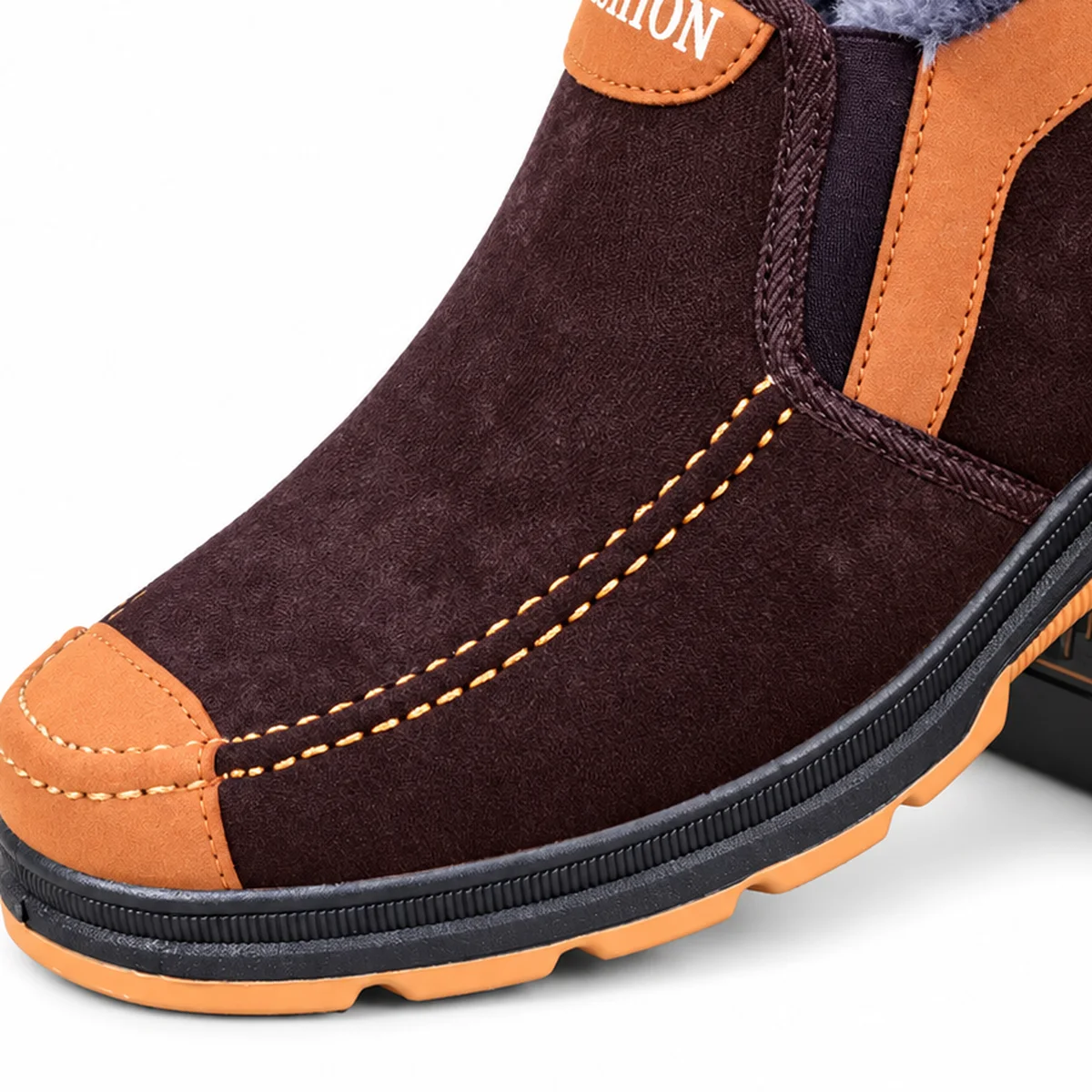 detail de la matiere et de la semelle des bottines homme marron fourrees style mocassin