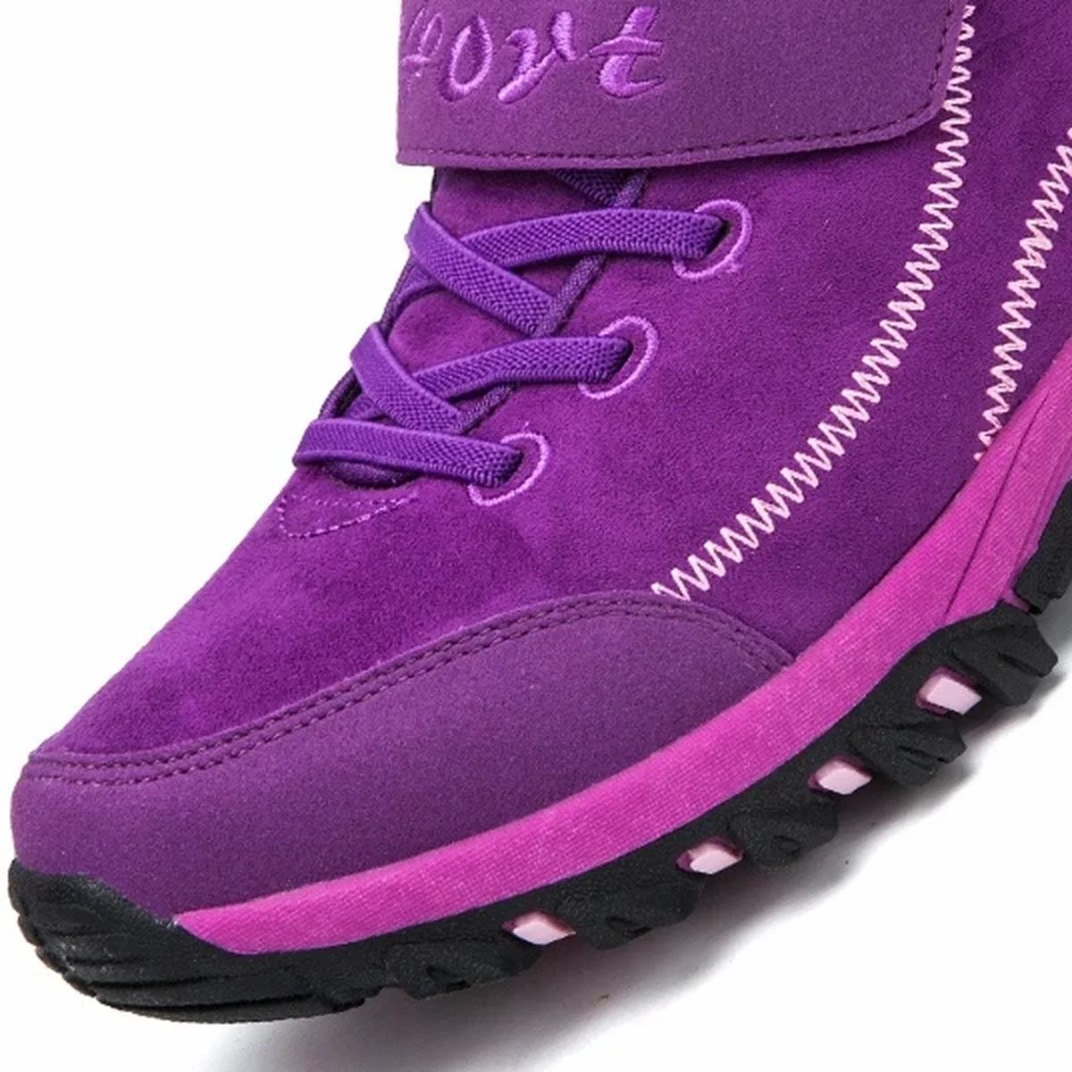 detail de la matiere et de la semelle des bottines homme violettes fourrees a lacets et scratch