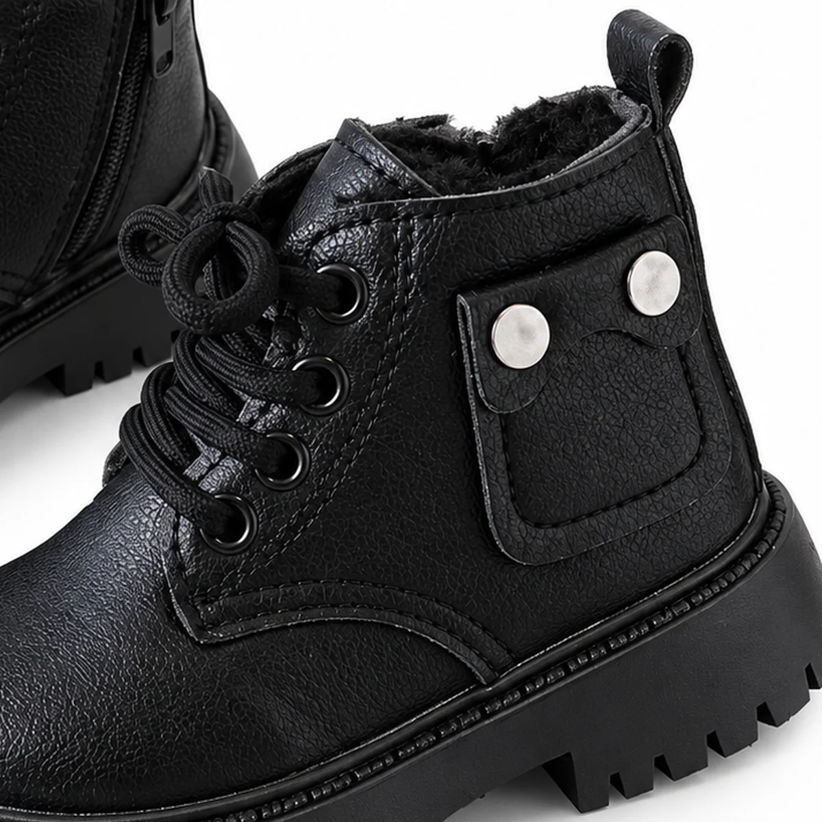 detail de la poche et des lacets des bottines noires fourrees