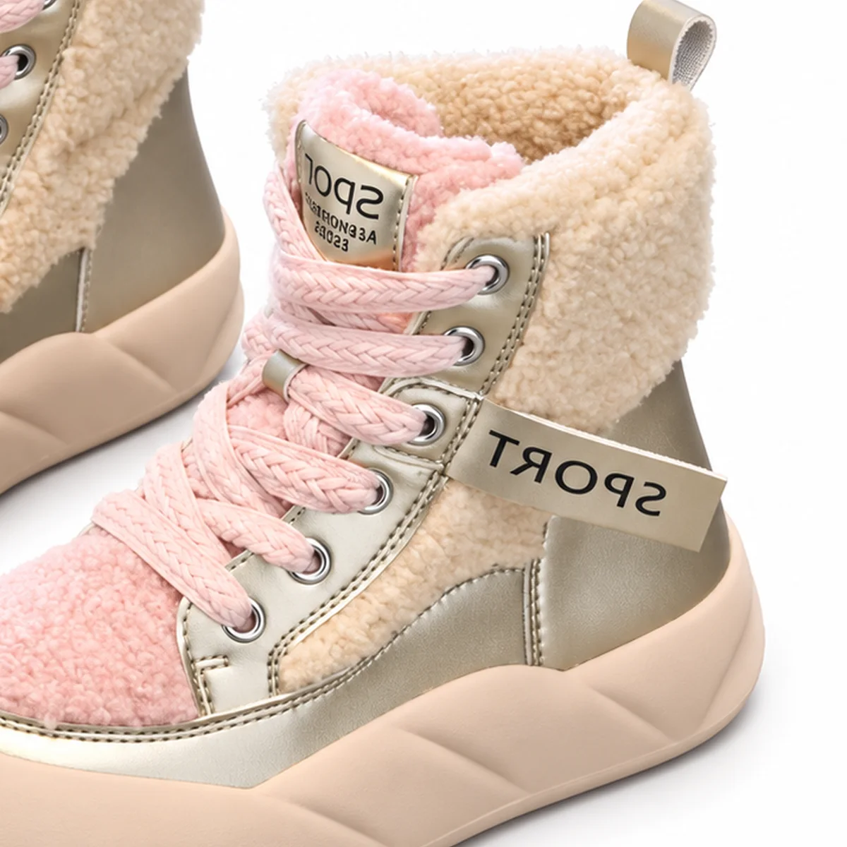detail de la texture bouclee et des lacets des bottines roses a plateforme