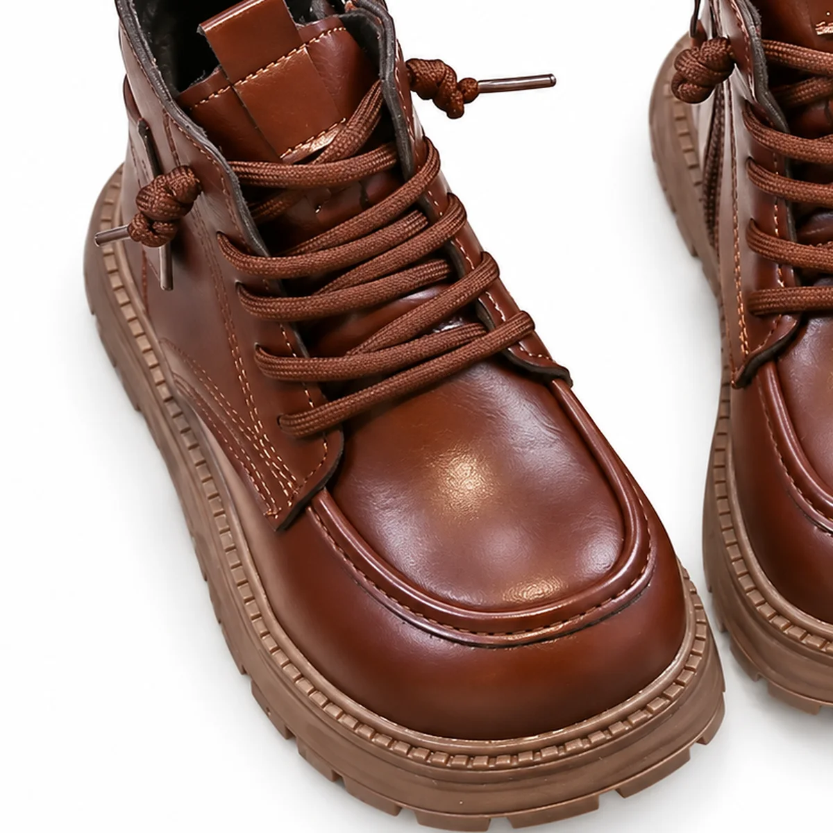 detail des lacets et des coutures du bout des bottines marron