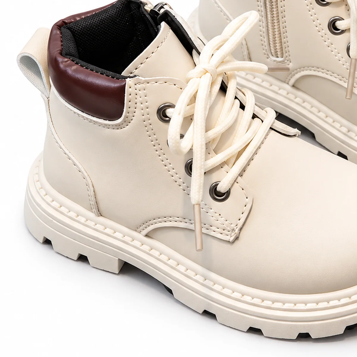 detail des lacets et du col contraste des bottines beiges style britannique