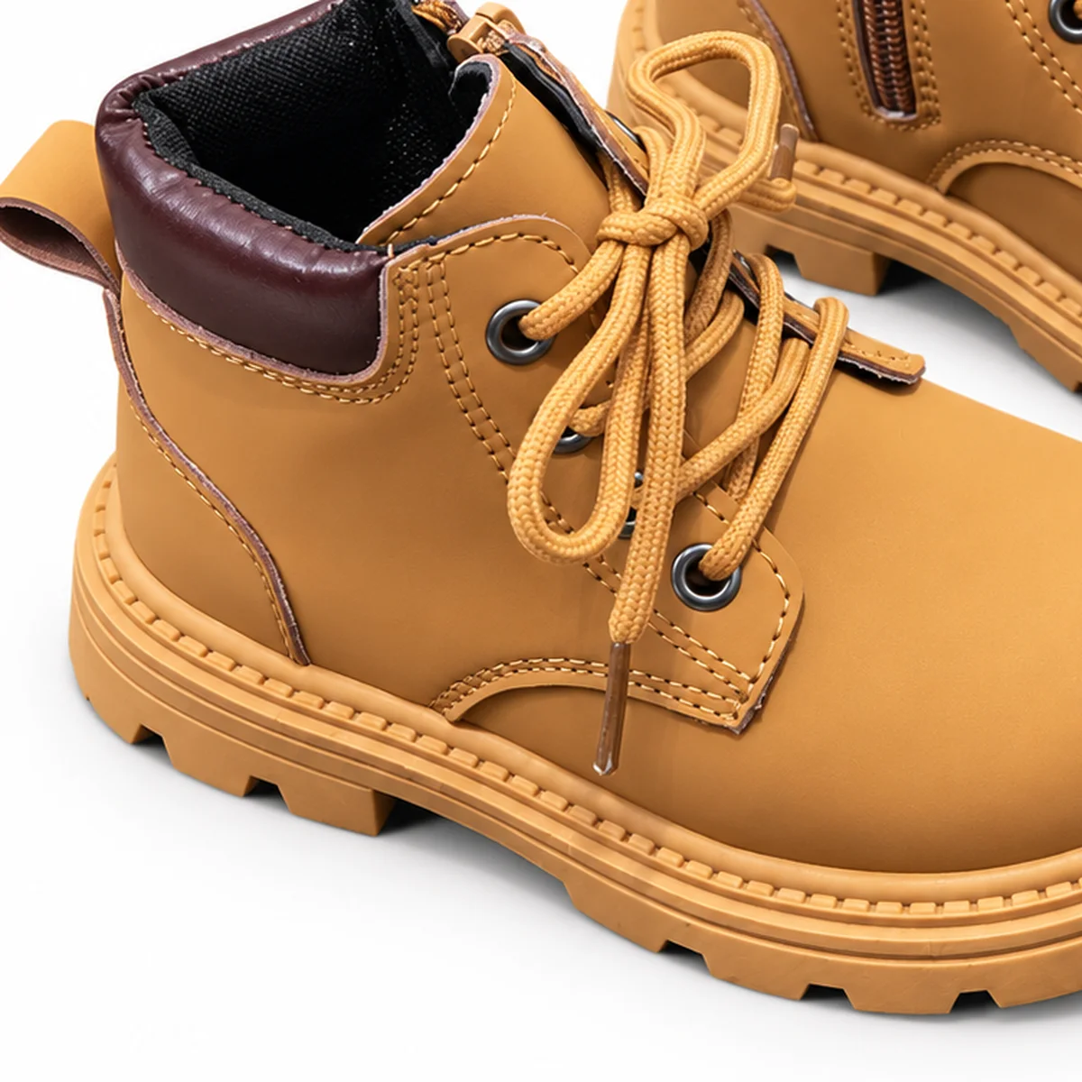 detail des lacets et du col contraste des bottines marron style britannique