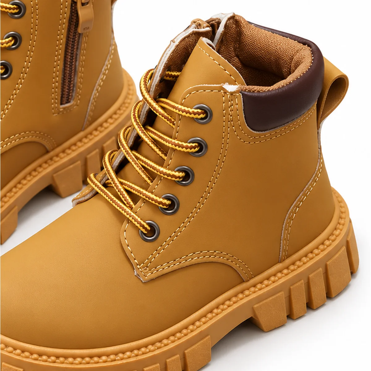 detail des lacets et du col des bottines marron non fourrees a bout rond