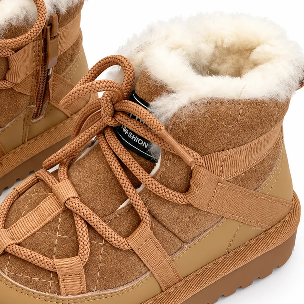 detail des lacets et du col fourre des bottines camel