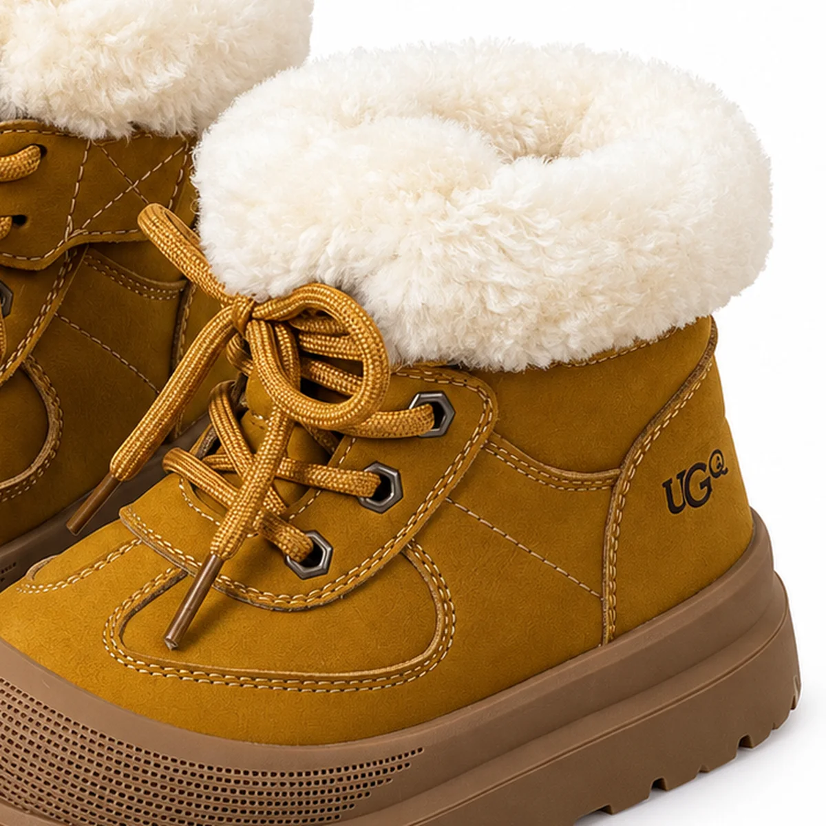 detail des lacets et du col fourre des bottines moutarde