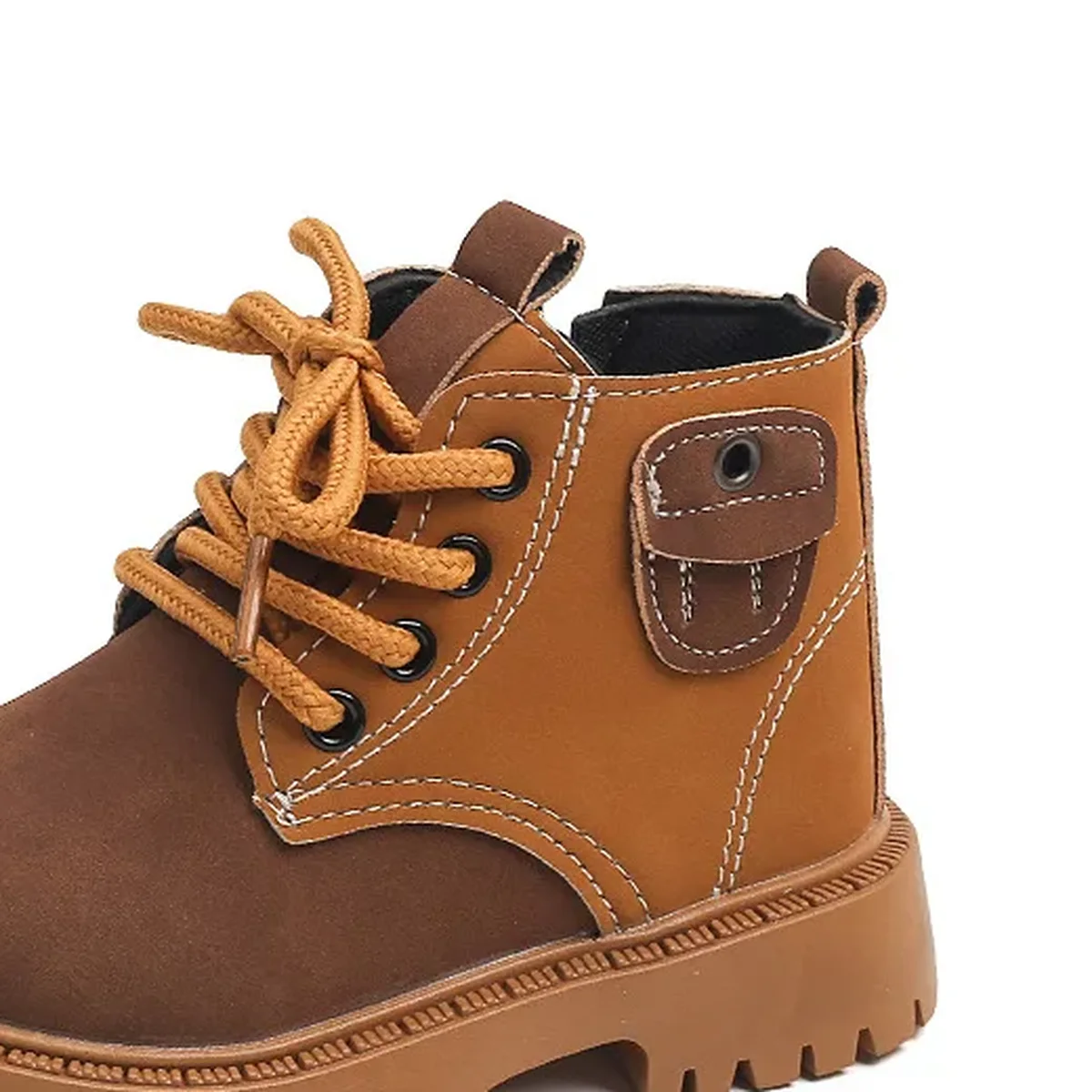 detail des lacets jaunes et des coutures des bottines marron bicolores