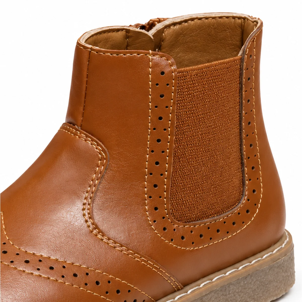 detail des perforations et de lelastique des bottines marron retro