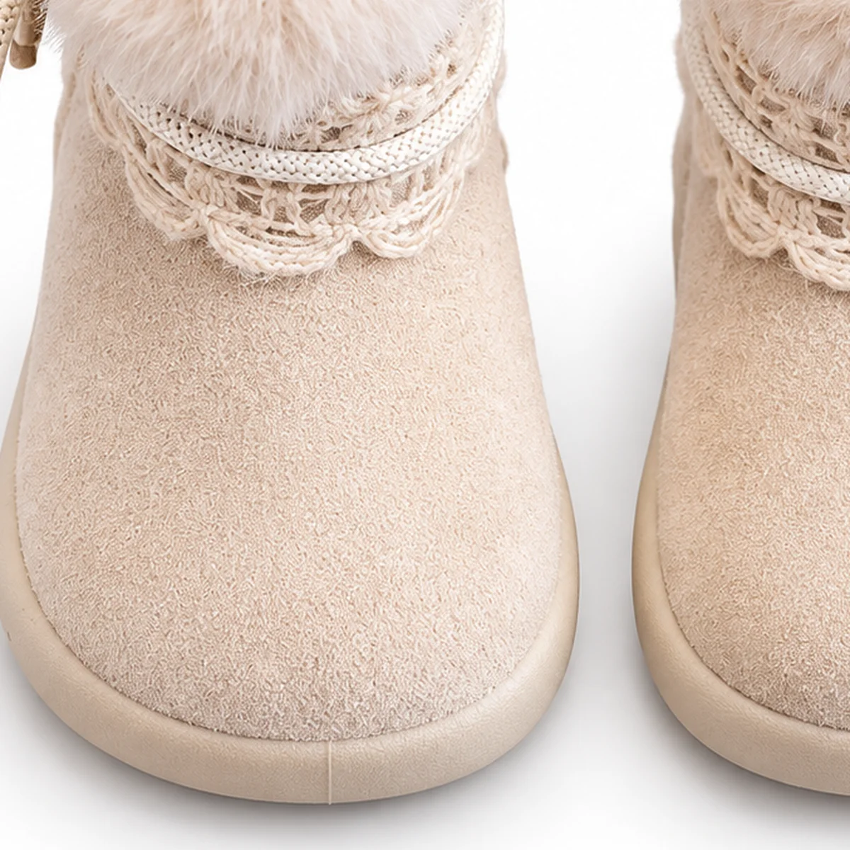 detail du bout et de la semelle des bottines bebe fille beiges fourrees a noeud