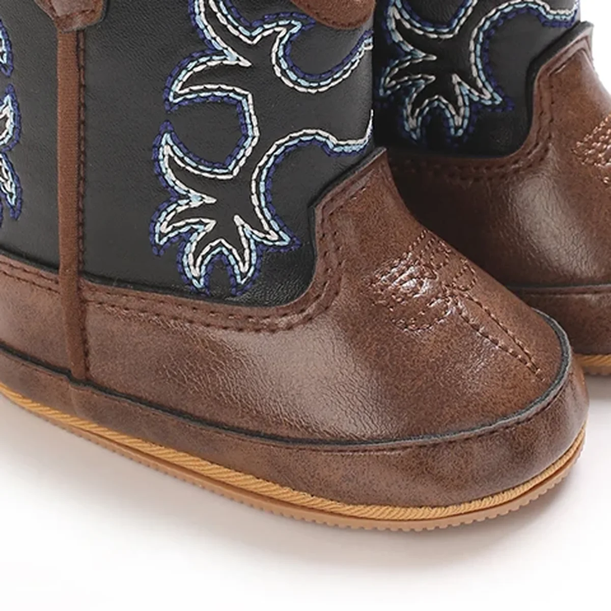 detail du bout et de la semelle des bottines bebe western marron cafe brodees a scratch