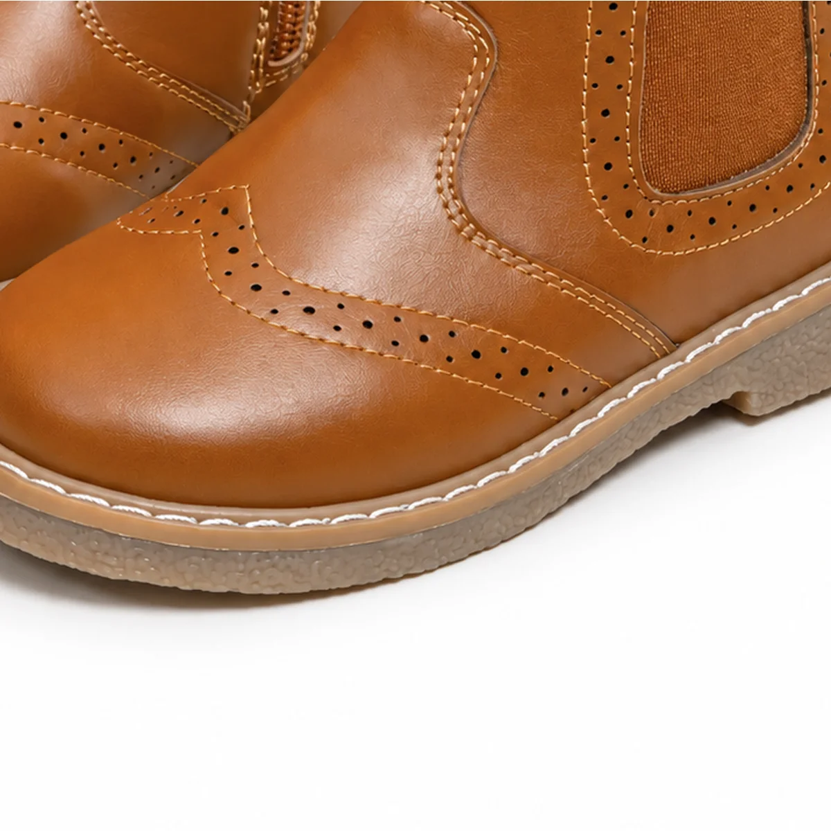 detail du bout et de la semelle des bottines chelsea garcon camel a zip