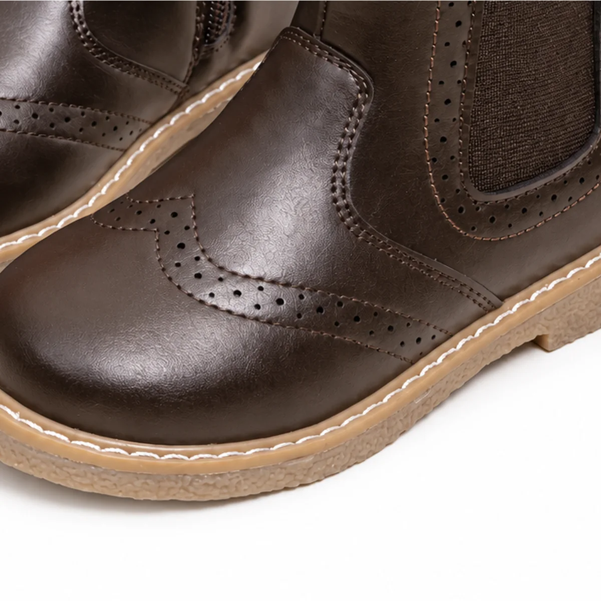 detail du bout et de la semelle des bottines chelsea garcon marron a zip