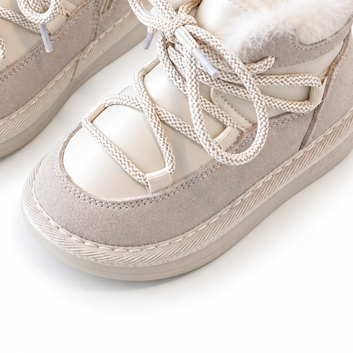 detail du bout et de la semelle des bottines enfant beiges fourrees a lacets et zip