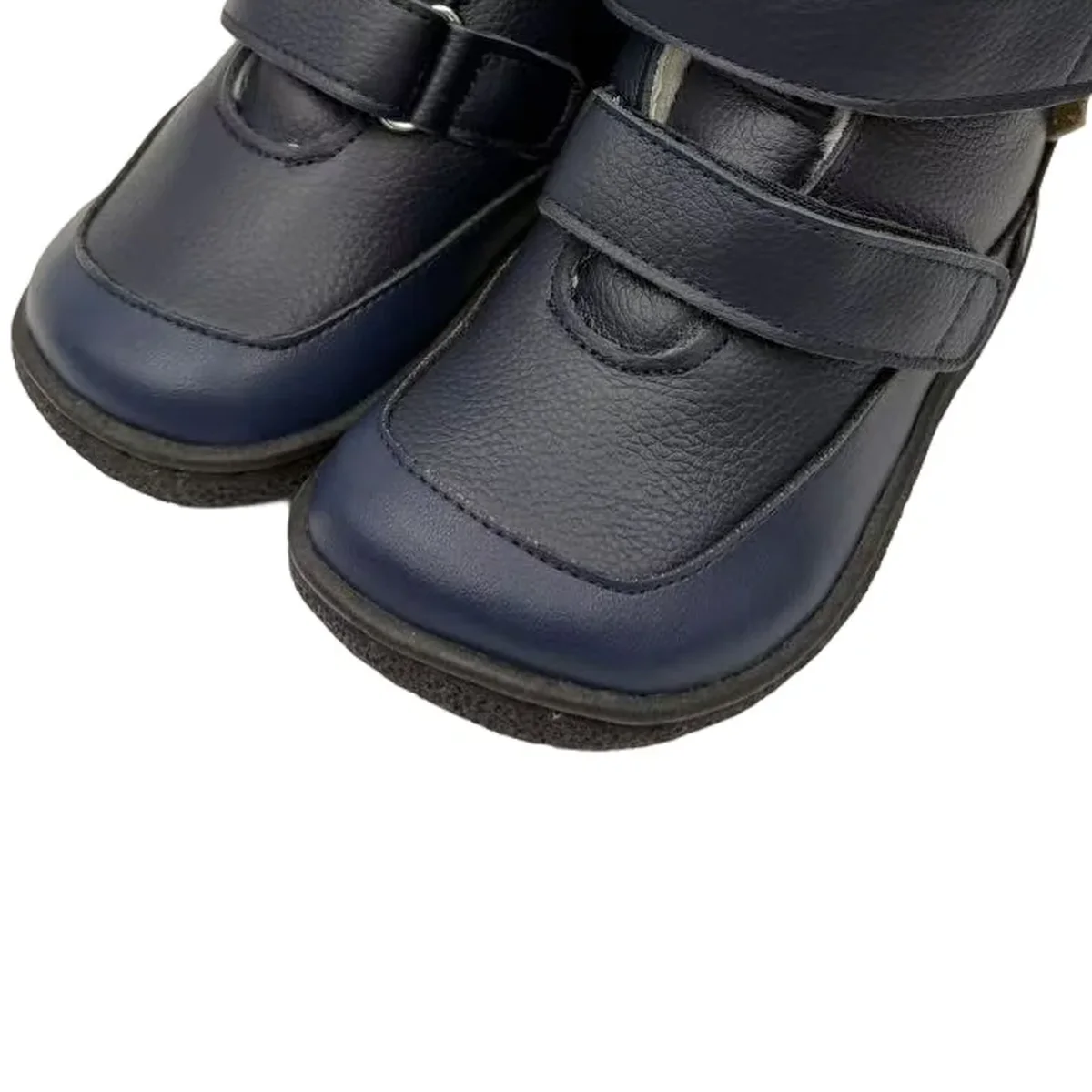 detail du bout et de la semelle des bottines enfant bleu marine fourrees a double scratch