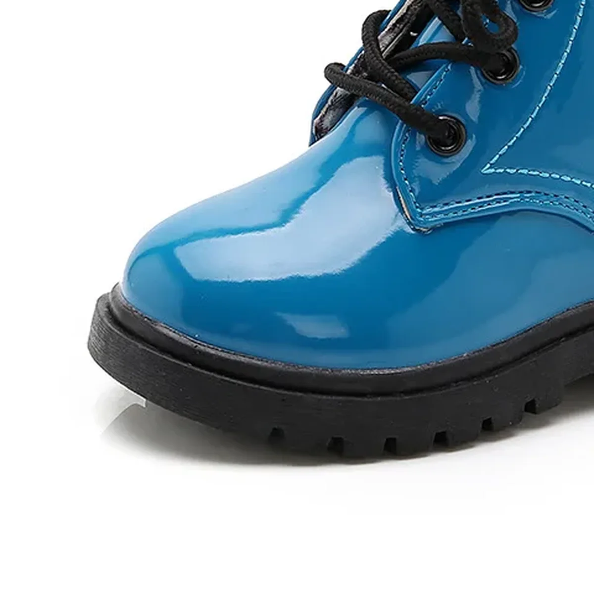 detail du bout et de la semelle des bottines enfant bleues a lacets en similicuir