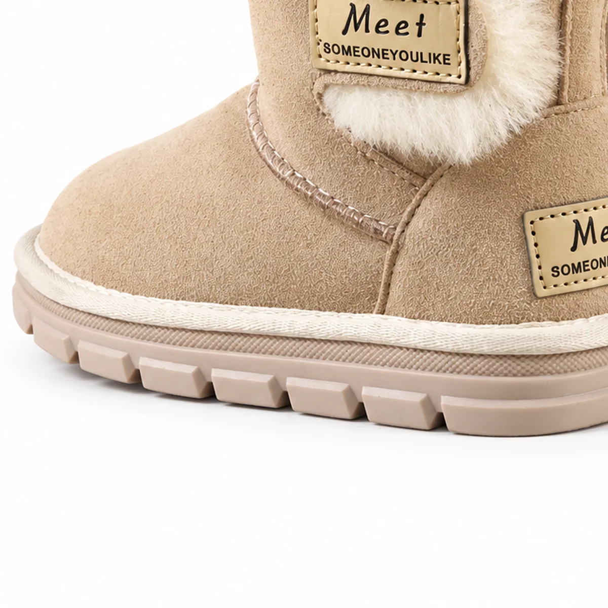 detail du bout et de la semelle des bottines enfant creme fourrees a scratch