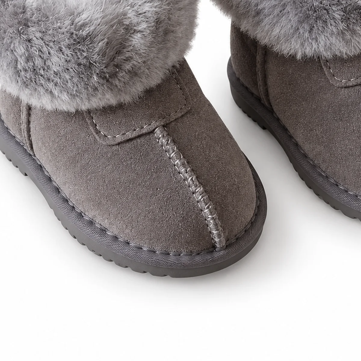 detail du bout et de la semelle des bottines enfant grises fourrees a revers