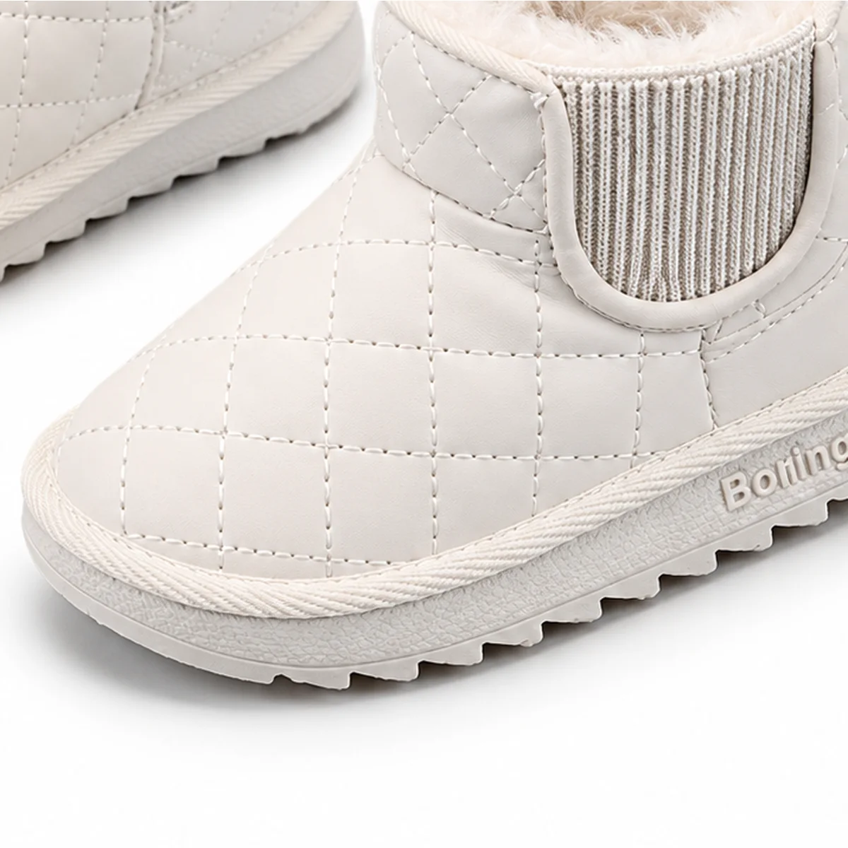detail du bout et de la semelle des bottines enfant ivoire fourrees a zip et revers