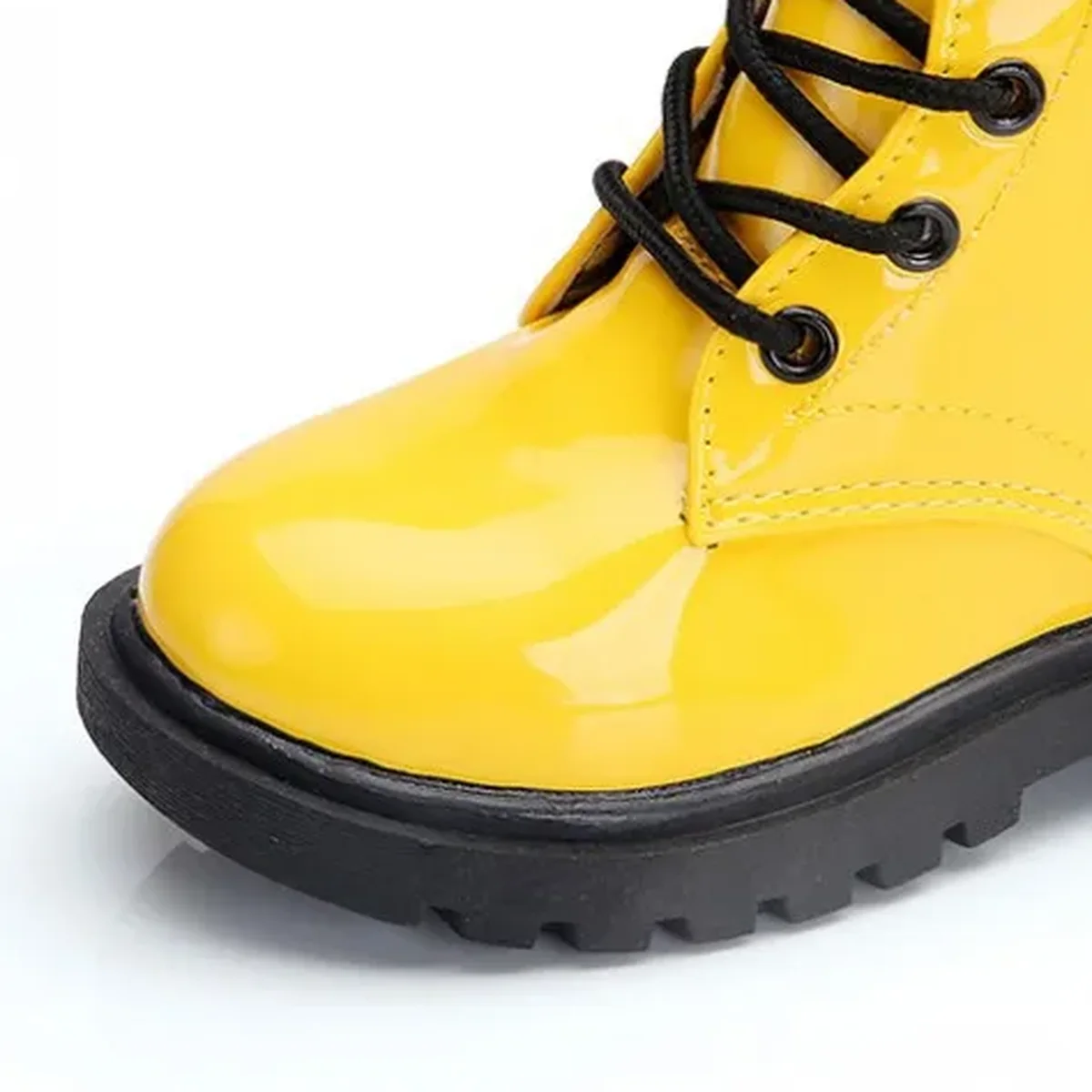 detail du bout et de la semelle des bottines enfant jaunes a lacets en similicuir