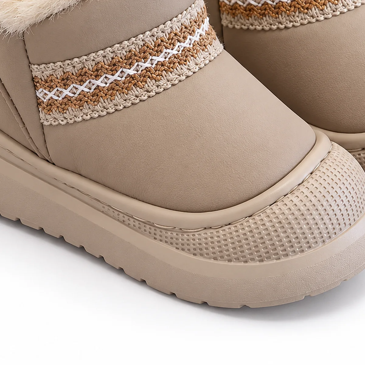 detail du bout et de la semelle des bottines enfant kaki fourrees a bande decorative
