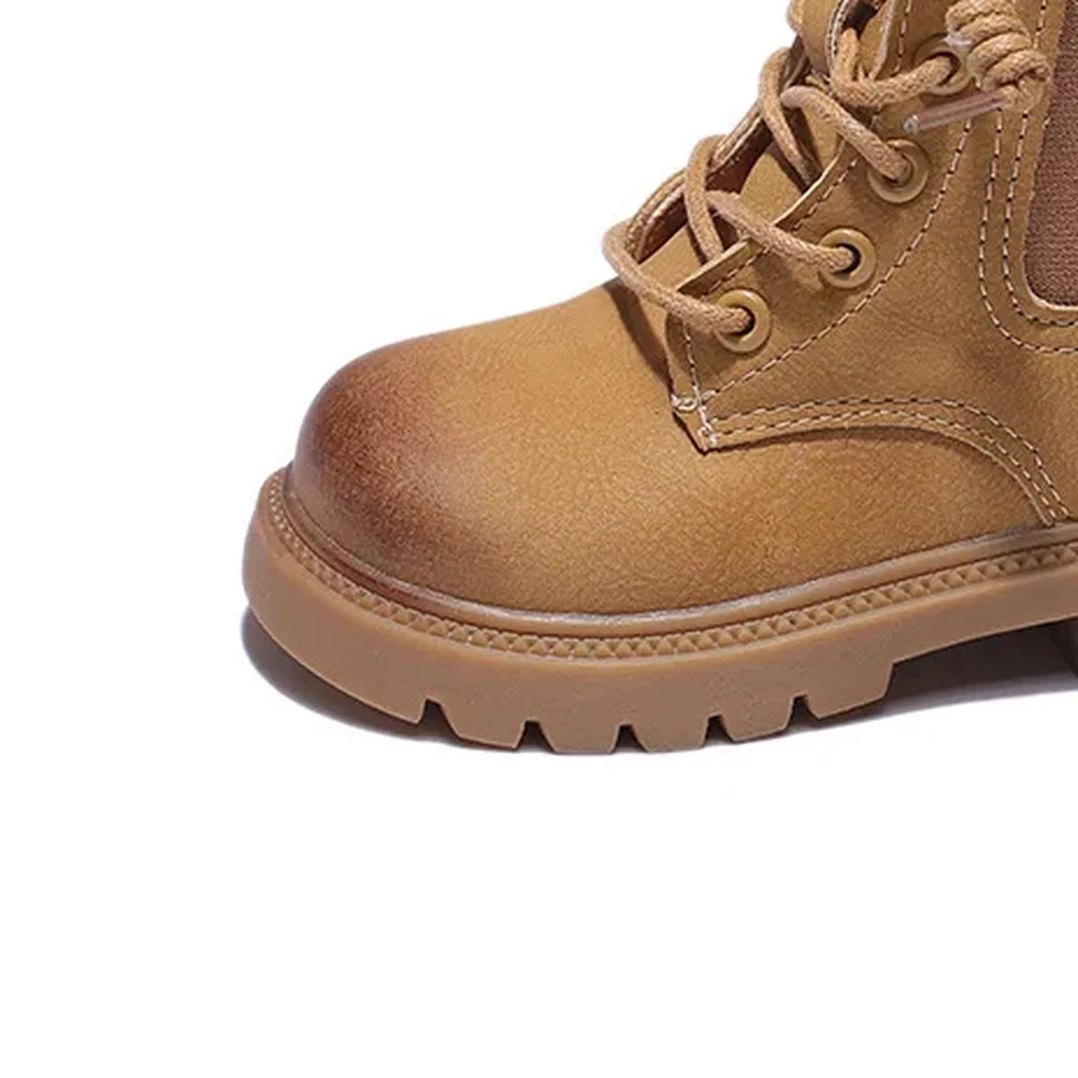 detail du bout et de la semelle des bottines enfant marron a lacets