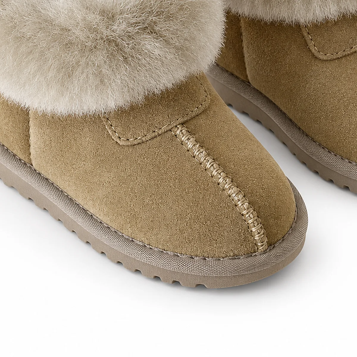 detail du bout et de la semelle des bottines enfant marron antilope fourrees a revers