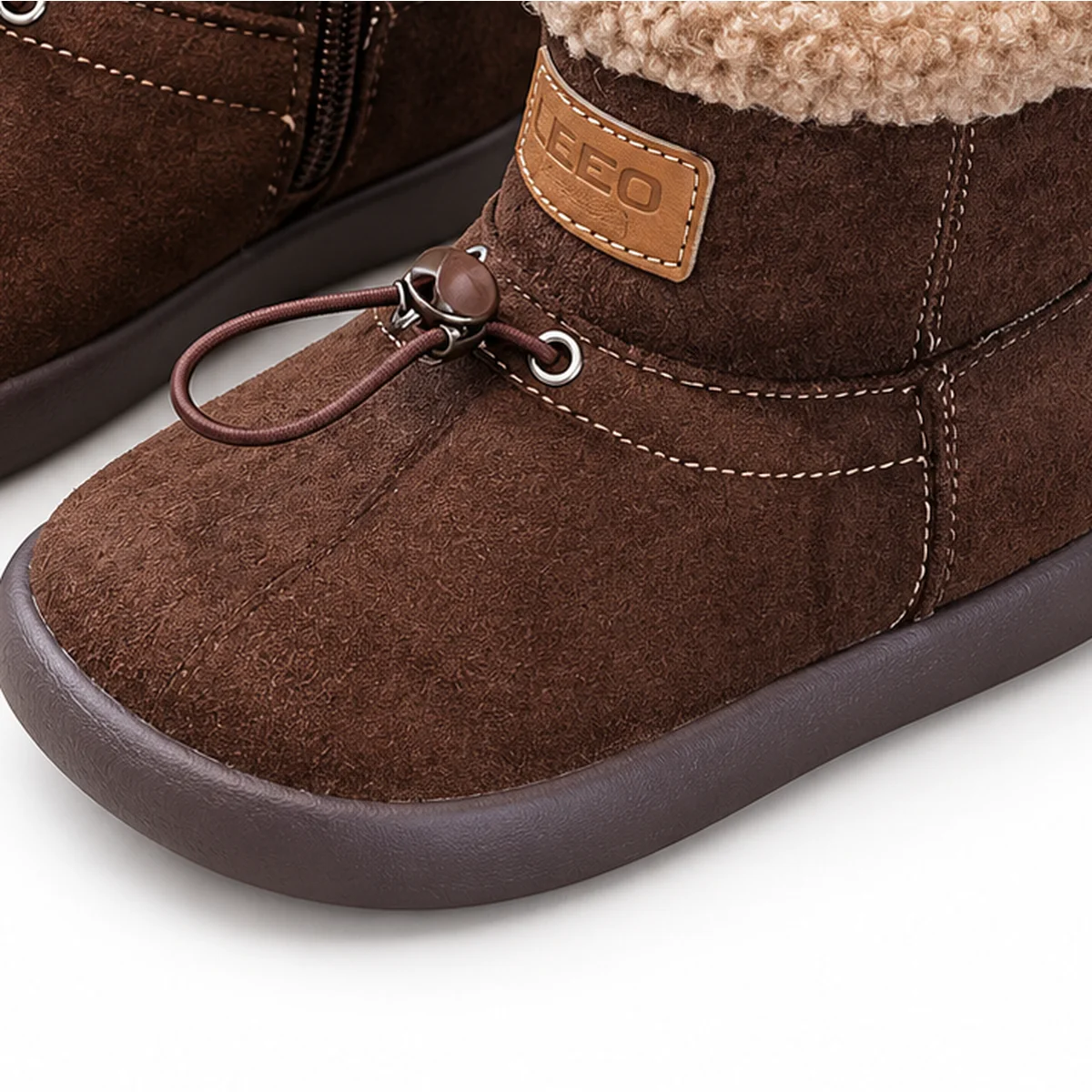 detail du bout et de la semelle des bottines enfant marron fonce fourrees a zip