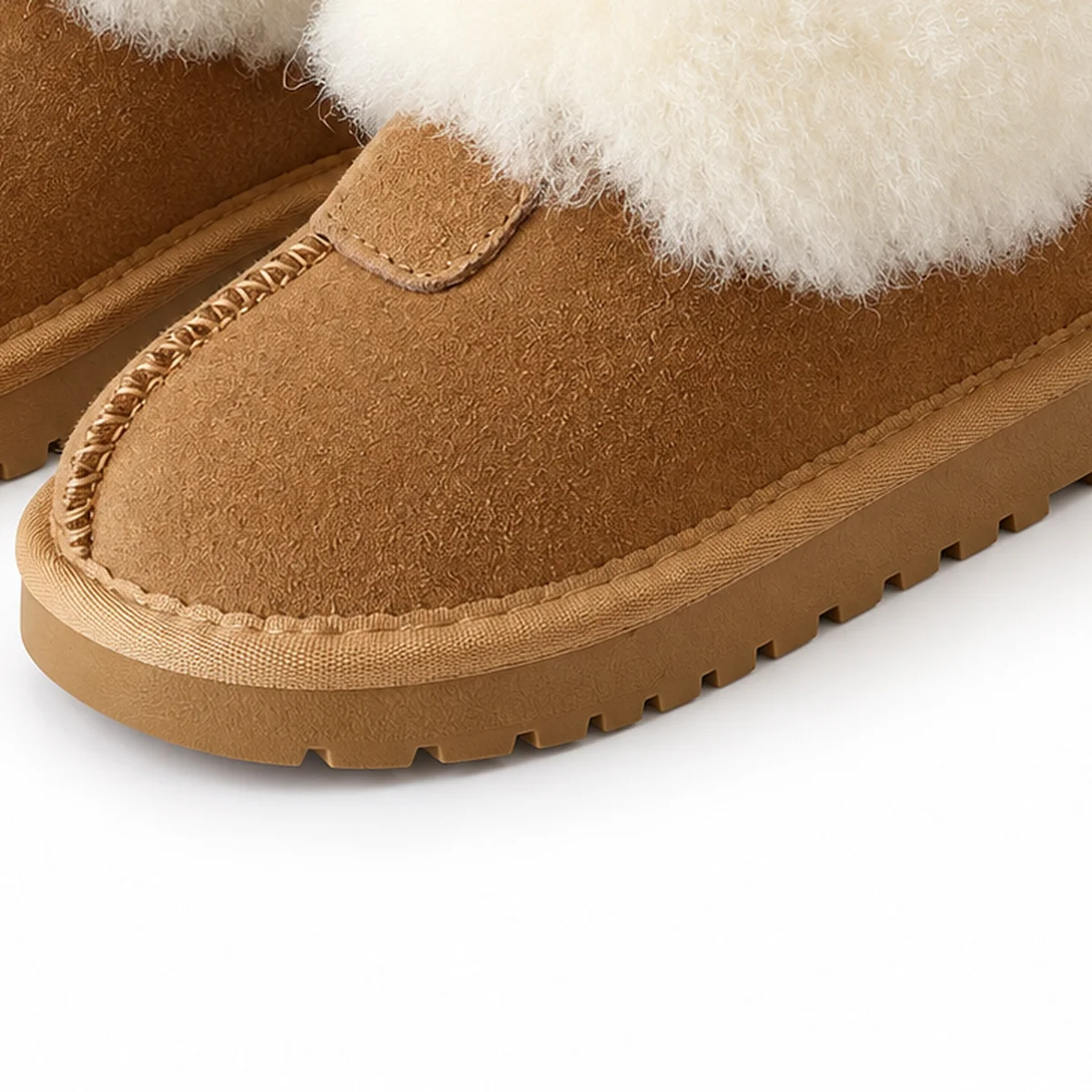 detail du bout et de la semelle des bottines enfant marron fourrees a revers