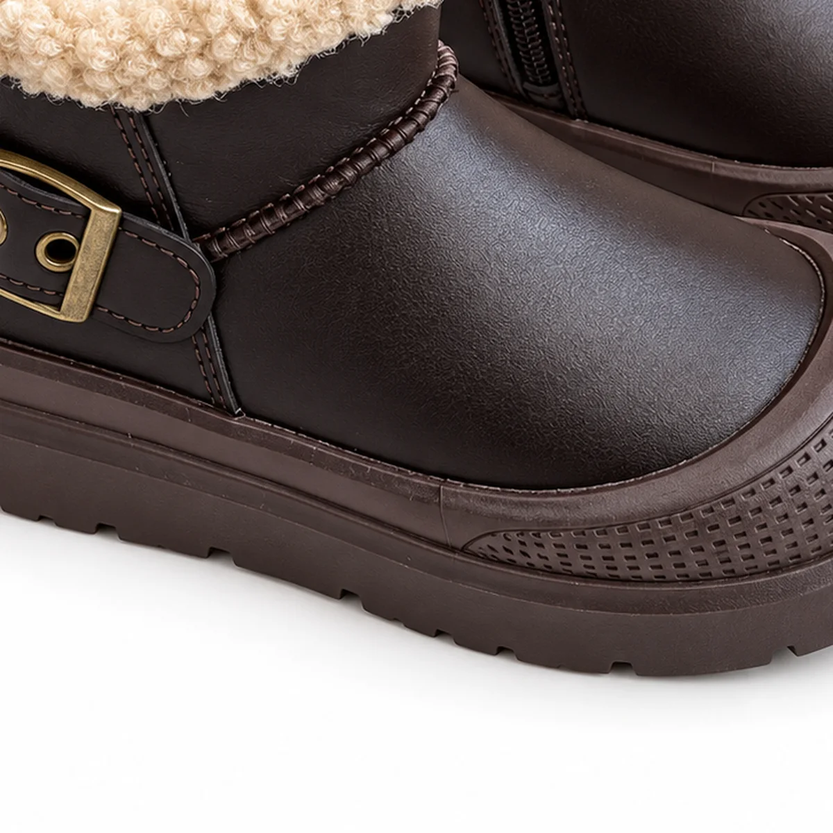 detail du bout et de la semelle des bottines enfant marron fourrees en similicuir a zip