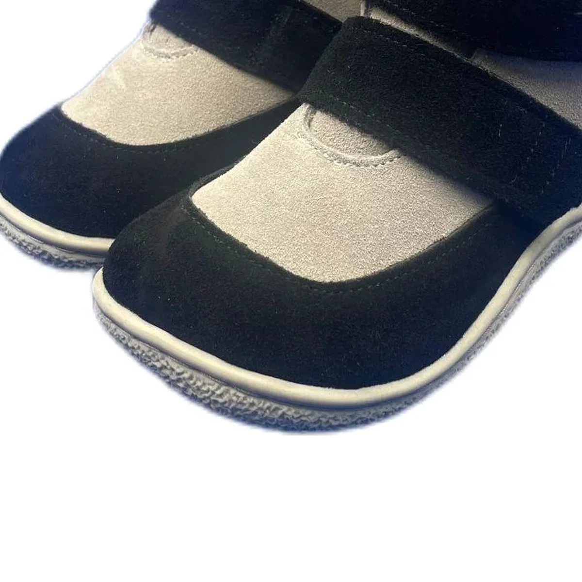 detail du bout et de la semelle des bottines enfant noires et grises fourrees a scratch