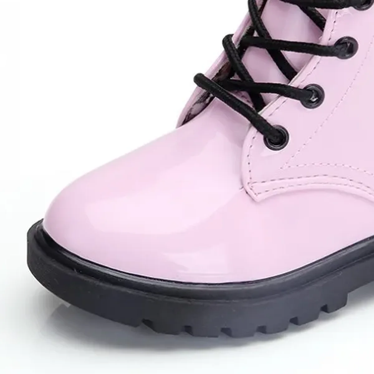 detail du bout et de la semelle des bottines enfant roses a lacets en similicuir