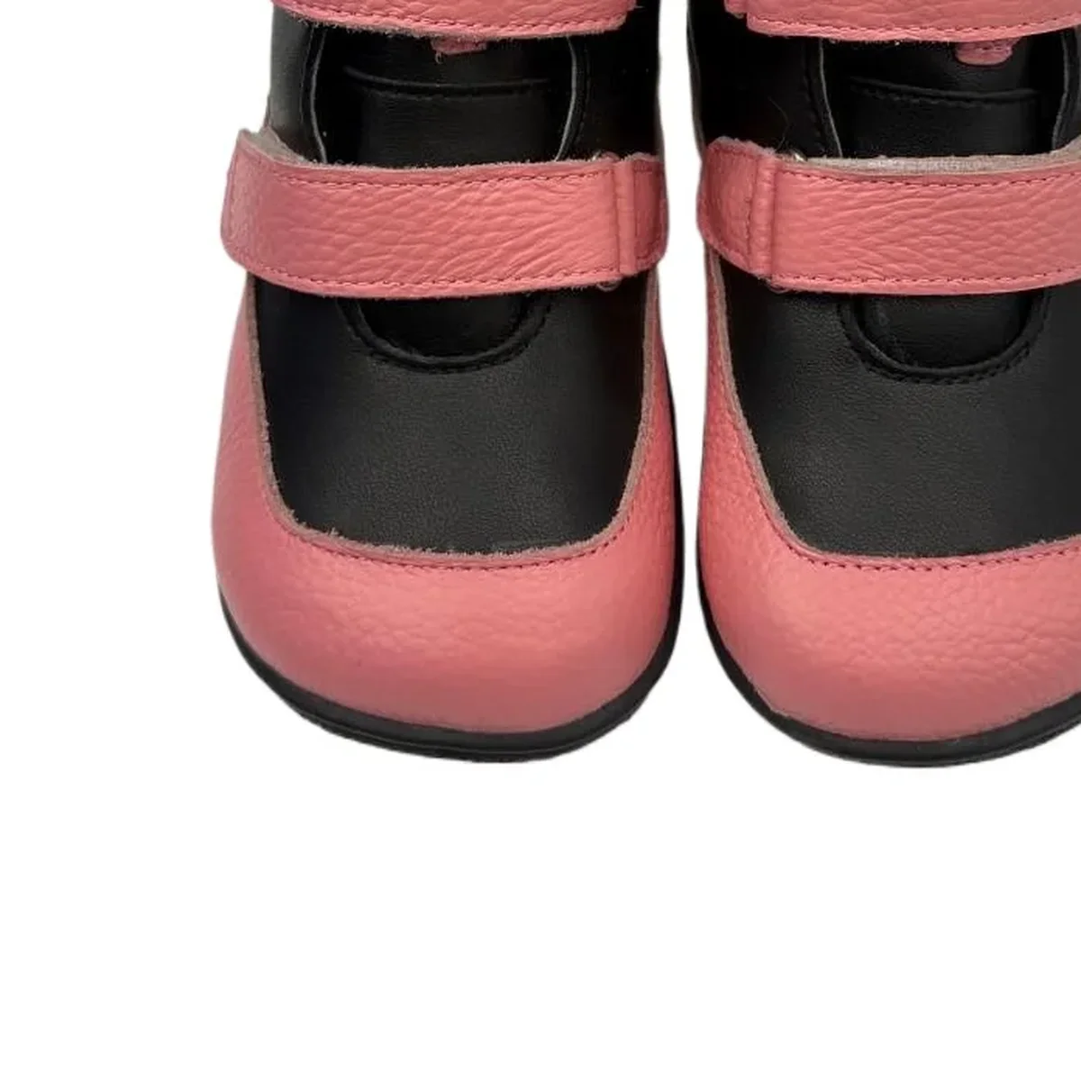 detail du bout et de la semelle des bottines enfant roses et noires a double scratch