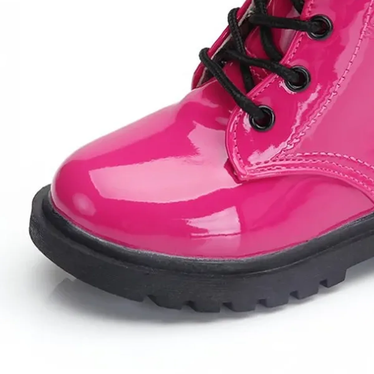 detail du bout et de la semelle des bottines enfant rouge framboise a lacets