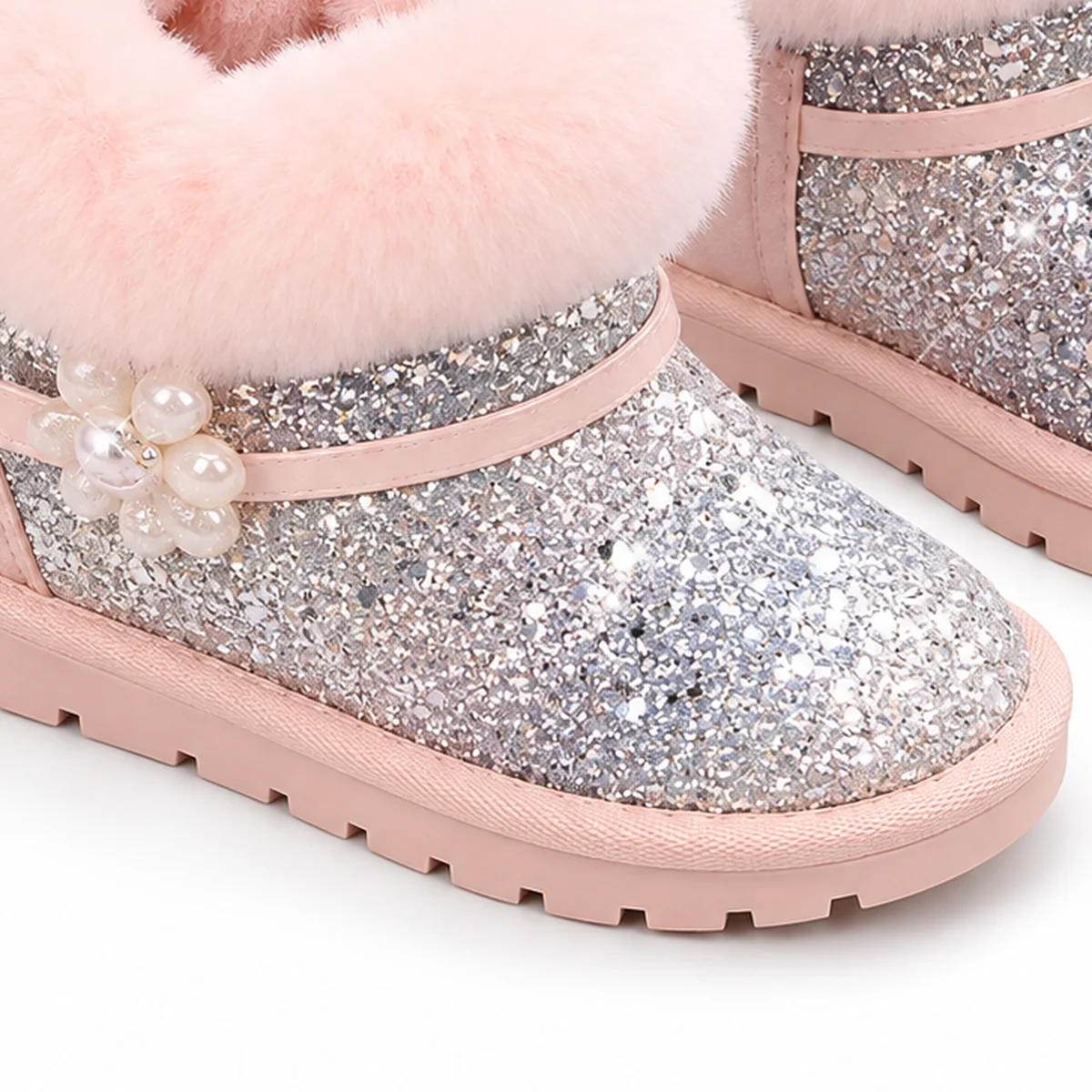 detail du bout et de la semelle des bottines fille argentees a sequins et revers rose