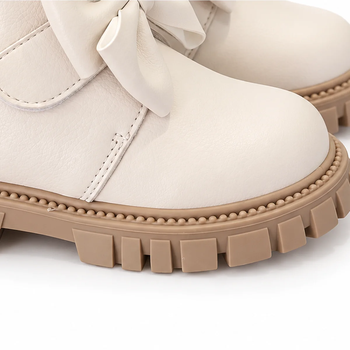 detail du bout et de la semelle des bottines fille beiges a noeud et scratch