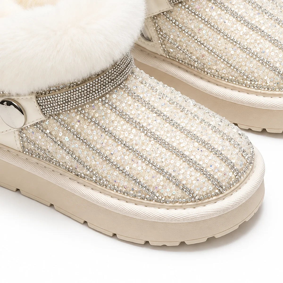 detail du bout et de la semelle des bottines fille beiges fourrees a sequins et zip