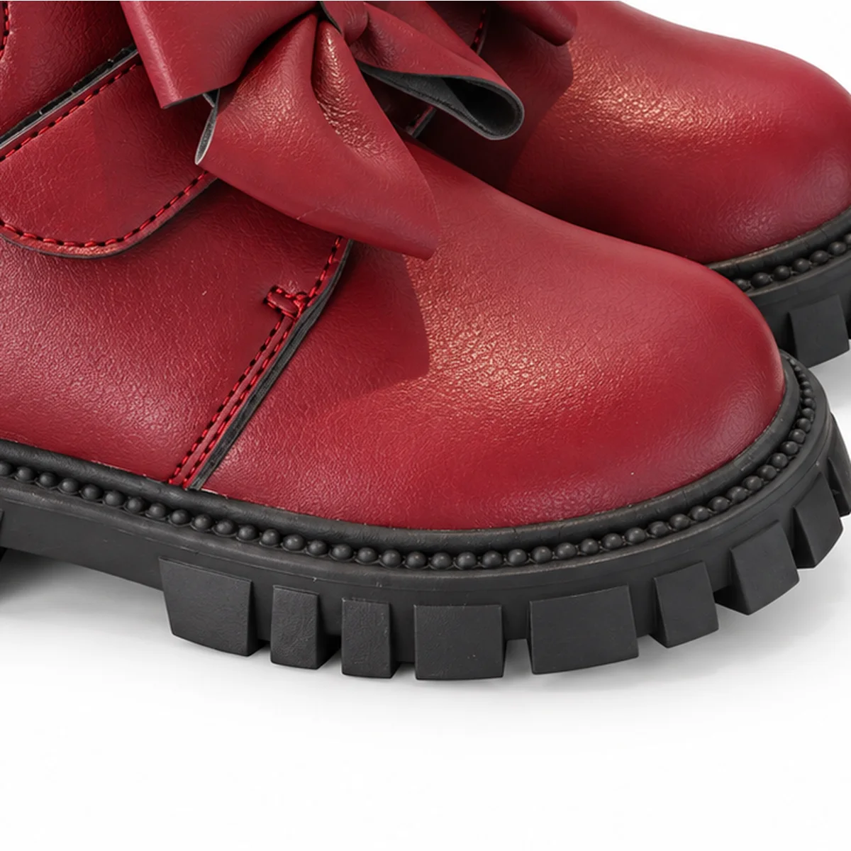 detail du bout et de la semelle des bottines fille bordeaux a noeud et scratch