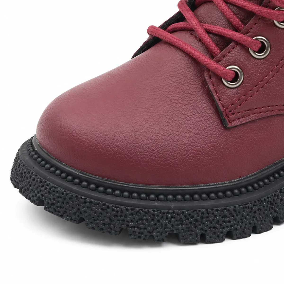 detail du bout et de la semelle des bottines fille bordeaux non fourrees a lacets et details zippes