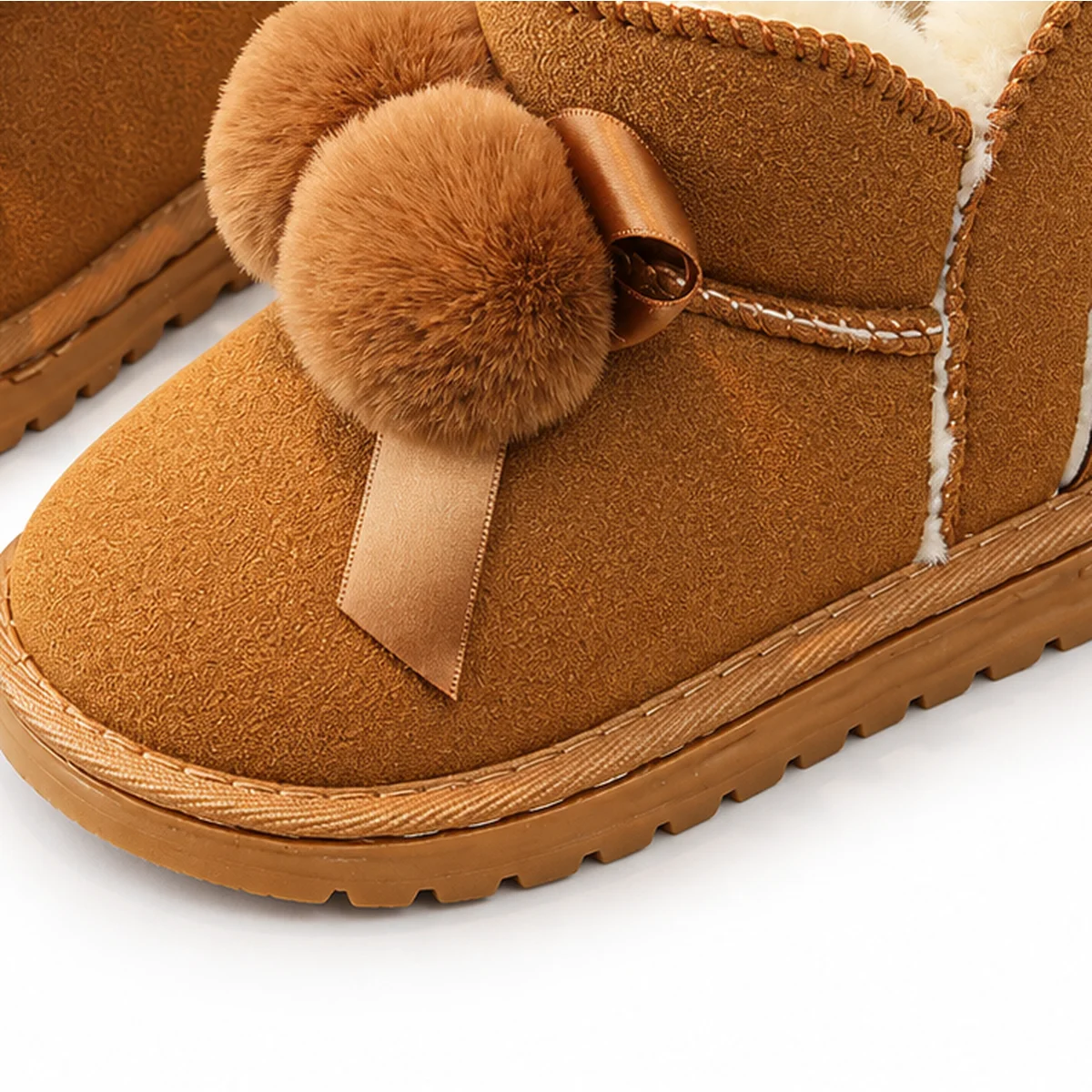 detail du bout et de la semelle des bottines fille camel fourrees a noeud et pompons