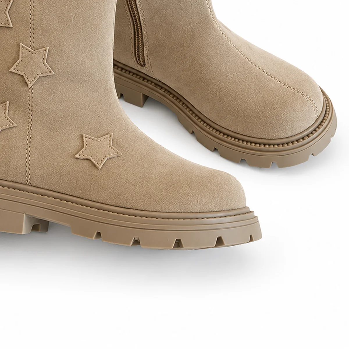 detail du bout et de la semelle des bottines fille kaki fourrees a etoiles et zip