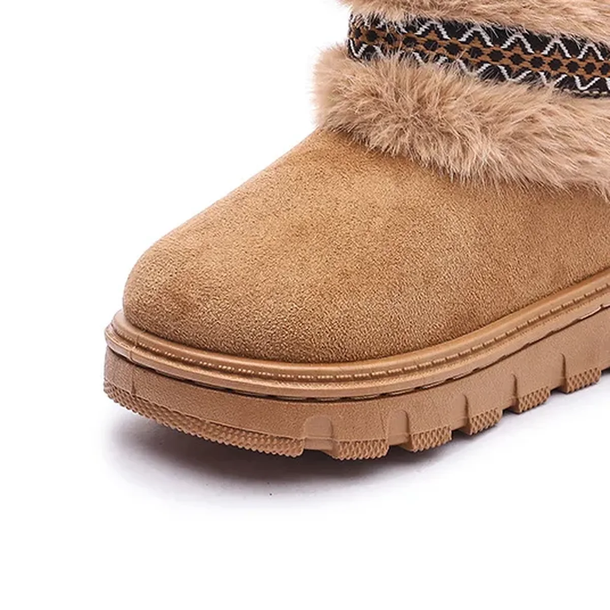 detail du bout et de la semelle des bottines fille marron fourrees a plateforme