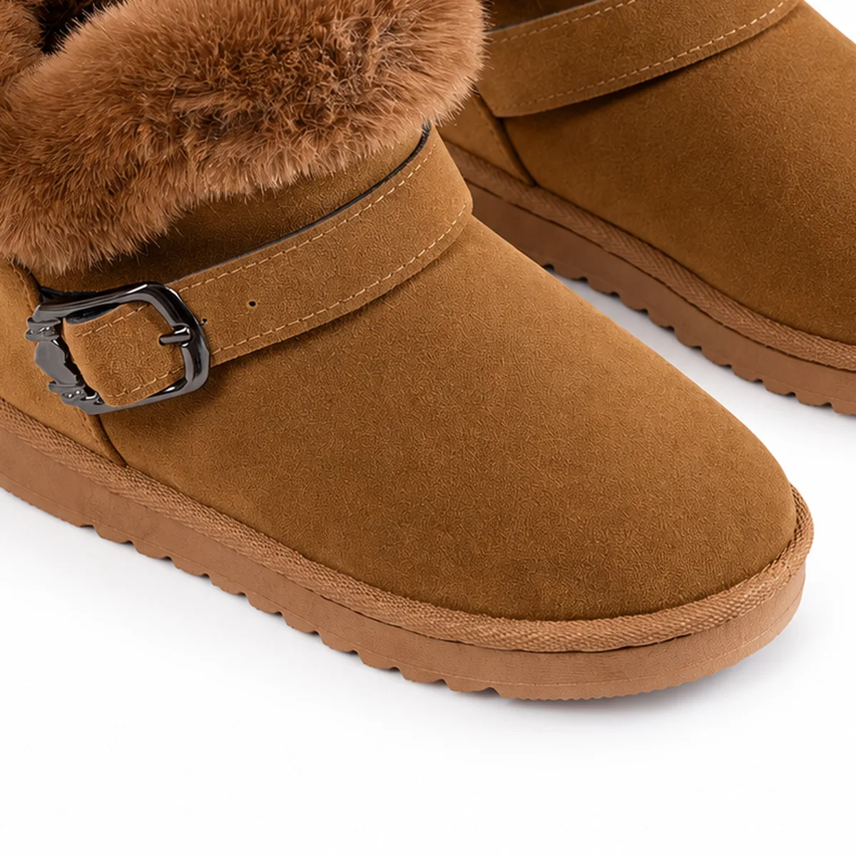 detail du bout et de la semelle des bottines fille marron fourrees a revers